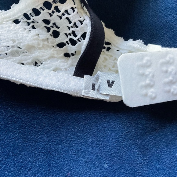 NWOT livy white‎ lace crochet bra with black straps - Picture 3 of 5